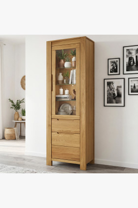 Dubová vitrína so sklennými dvierkami